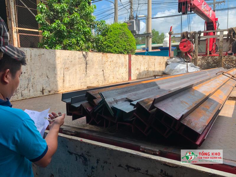 Giao thép U, I, V theo quy cách đến khách trên đường Minh Phụng, Quận 11