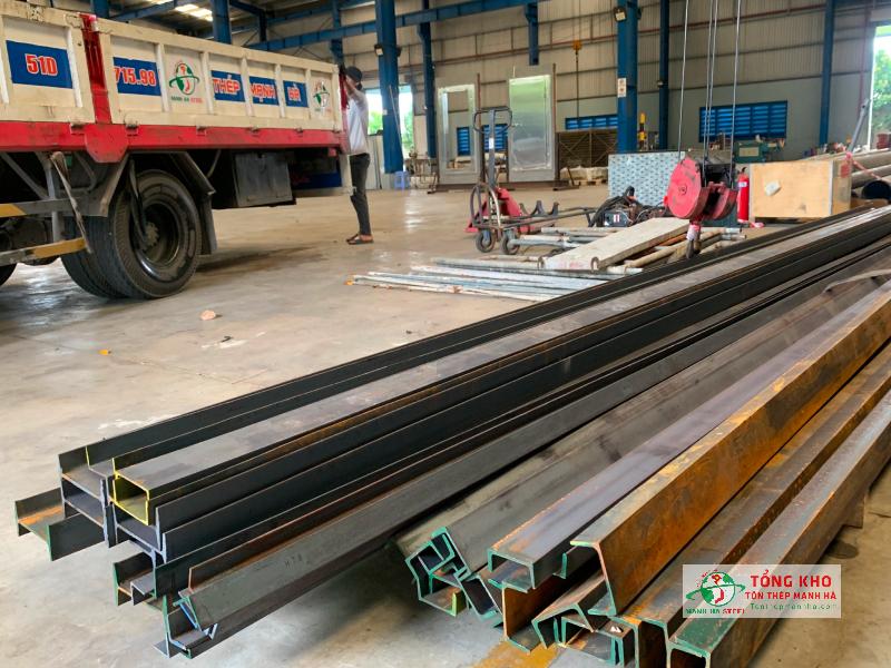 Giao thép hình U và H đến xưởng cơ khí trên đường Lạc Long Quân, Quận 11