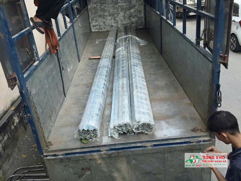 Giao 580 cây sắt V mạ kẽm 40x40x2.5ly đến Công ty TNHH Thương Mại Dịch Vụ PNS Quận 12