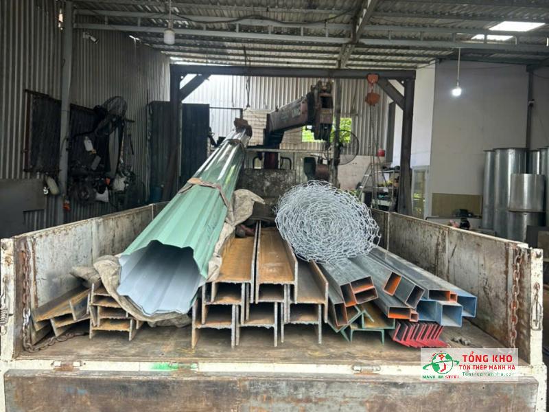Giao thép I150 và một số vật liệu khác cho Công ty tại đường Bùi Văn Ngữ, Quận 12