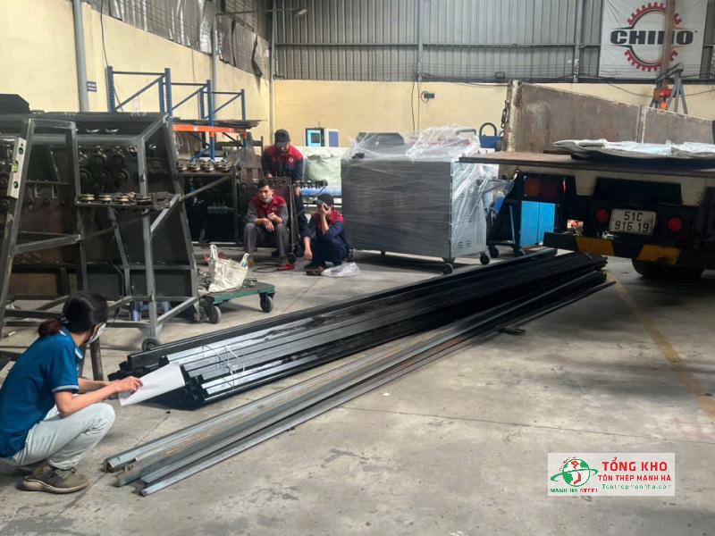Giao thép hình V50 và thép hộp cho Công ty TNHH Cơ Khí Chế Tạo Chí Hướng – Quận 12