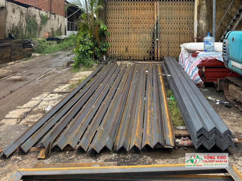 Giao 120 cây thép hình V100 về ga Sài Gòn, Quận 3