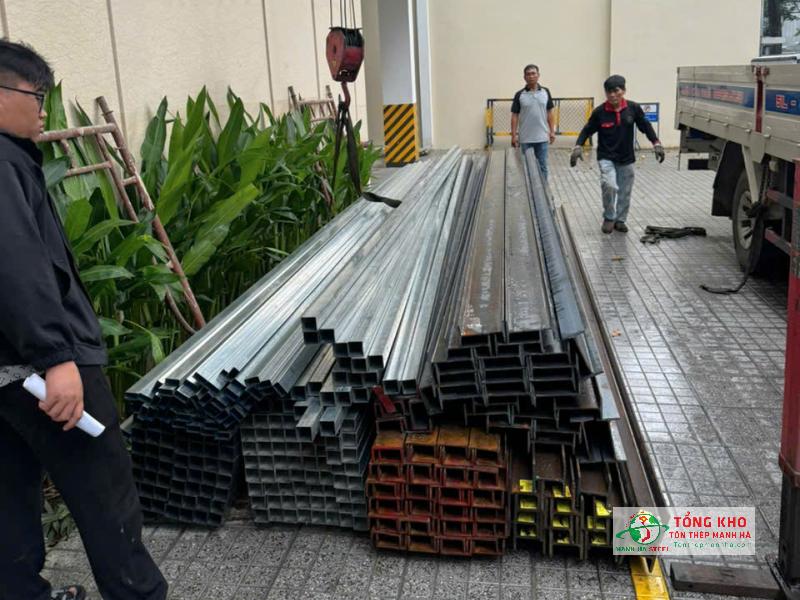 Giao sắt hộp và combo thép hình U, I, H đến Trường Đại học Kinh tế TP.HCM (UEH) Quận 3