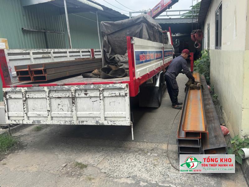 Giao 15 cây thép hình U200 đến nhà xưởng Quận 4