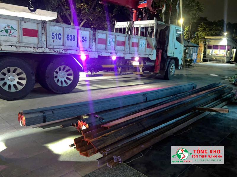 Giao 35 cây thép hình U và thép V đến công trình đường Bến Vân Đồn, Quận 4