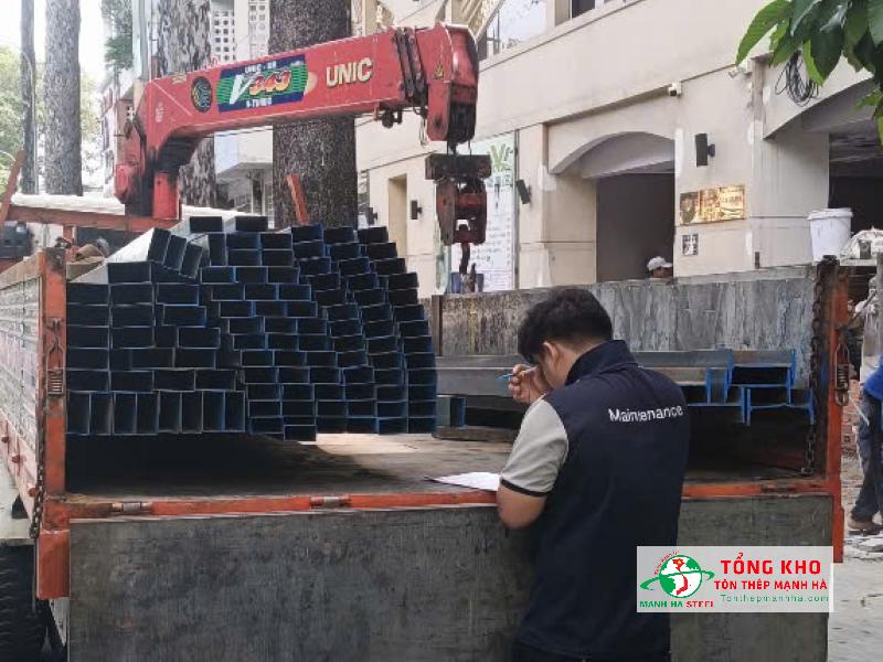 Giao thép hình I150 và thép hộp đến Công ty HOLDINGN Quận 5