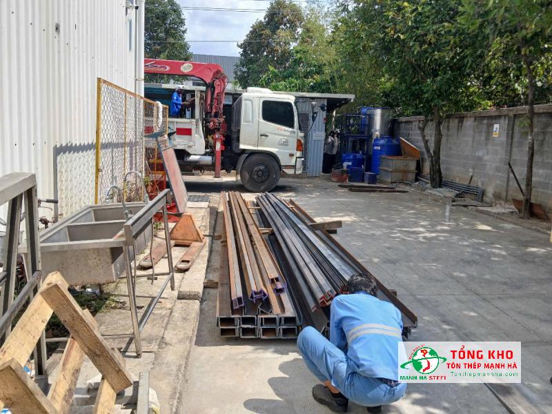 Giao 25 cây thép hình U tại cho xưởng cơ khí tại Quận 5