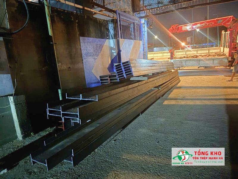 Giao 7 cây thép hình H đen Posco H200x200x8x12x6m và 14 cây thép I đen Posco I200x100x5.5x6m cho khách tại Quận 6