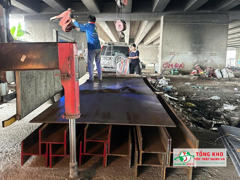 Giao 20 cây thép hình H250 về cửa hàng tại Quận 7