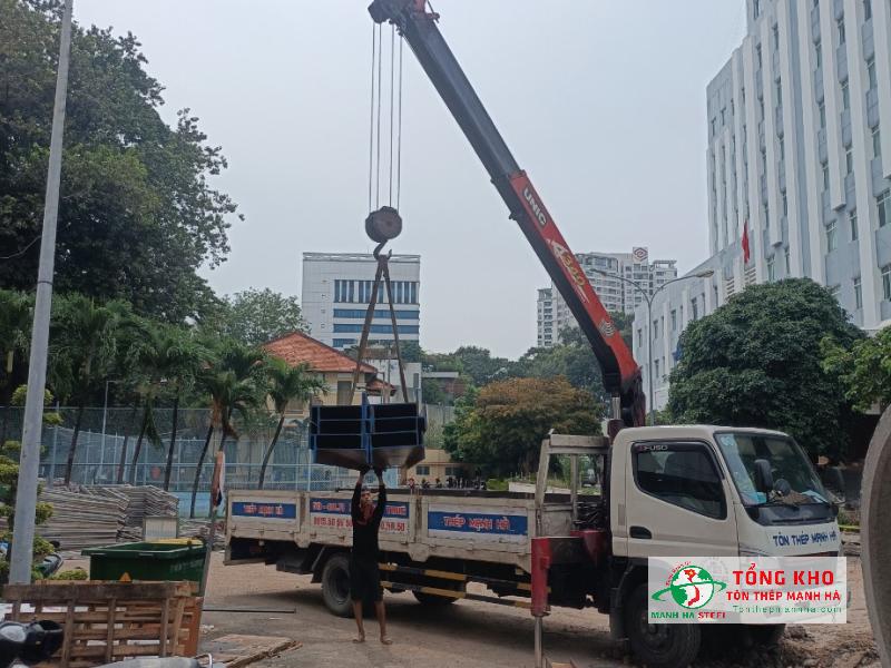 Bàn giao 10 cây thép hình H200 tại công trình đường Phạm Thế Hiển, Quận 8