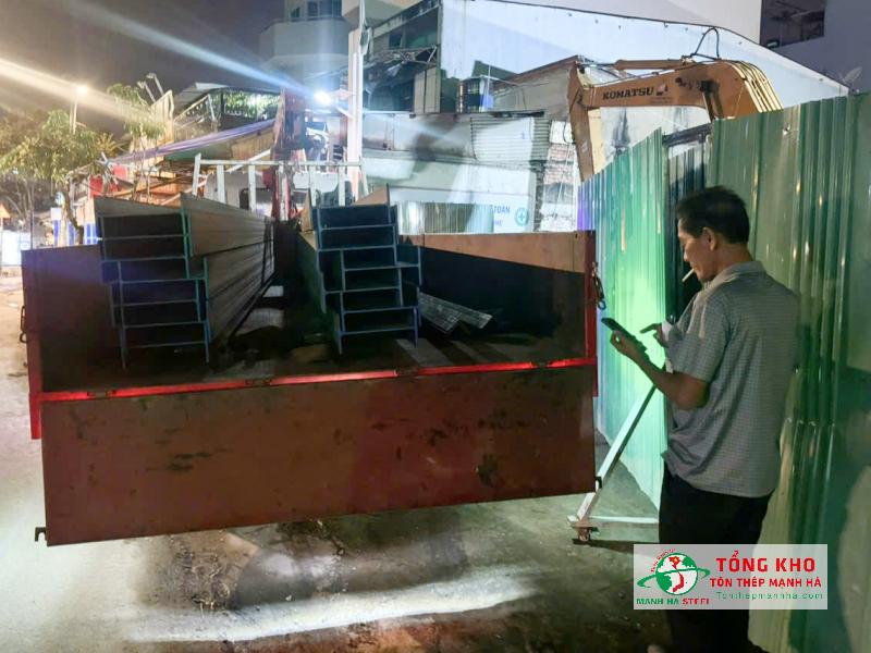 Giao 2.8 tấn thép hình I300 và thép V75, V100 đến công trình xây dựng tại quận Bình Thạnh