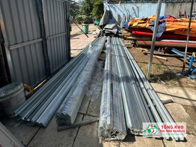 Giao 1.5 tấn thép hình V63 và V75 mạ kẽm cho công ty tại khu vực Bình Quới, Bình Thạnh