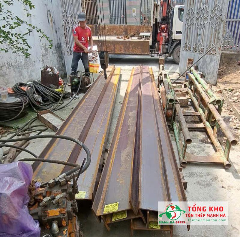 Giao 1.2 tấn thép hình I150 Posco cho nhà dân sửa chữa, gia cố nhà bị sập lún tại quận Bình Thạnh