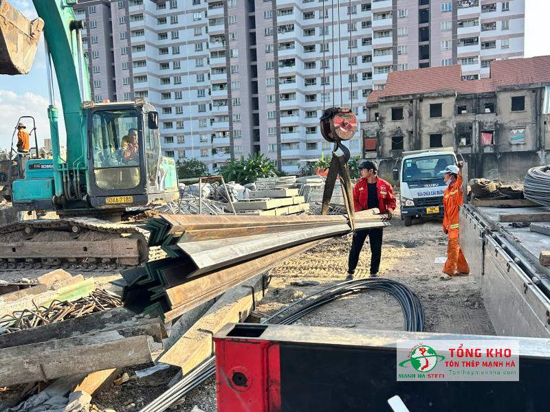 Giao 24 cây thép V50 đen dày 5ly cho công ty Triệu Hưng tại Gò Vấp