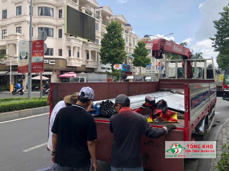Giao 15 cây thép V, thép tấm và thép hộp cho công trình khu Cityland, Gò Vấp