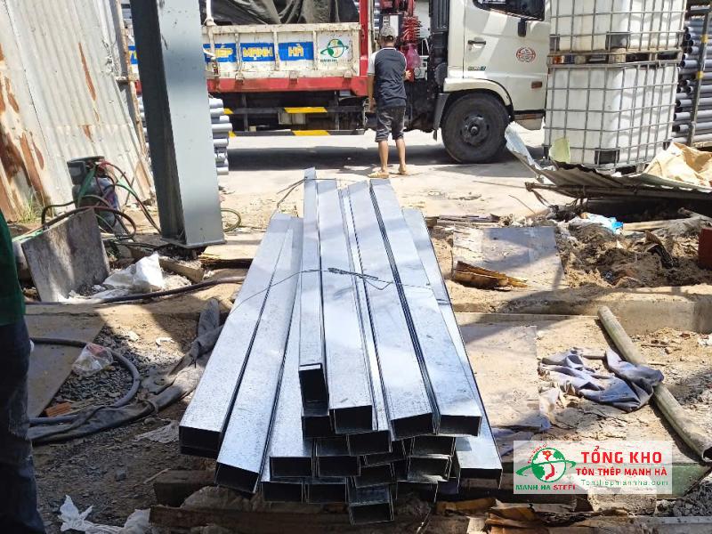 Giao 20 cây thép U mạ kẽm đến công trình đường Hoàng Diệu, Phú Nhuận