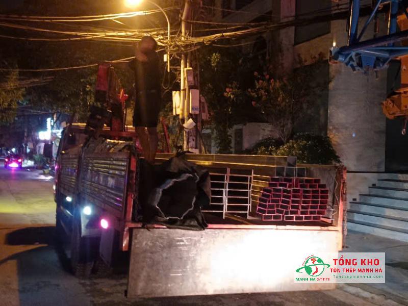 Giao combo tôn, thép hộp, thép hình I cho công ty Nội Thất Hòa Gia, Tân Bình