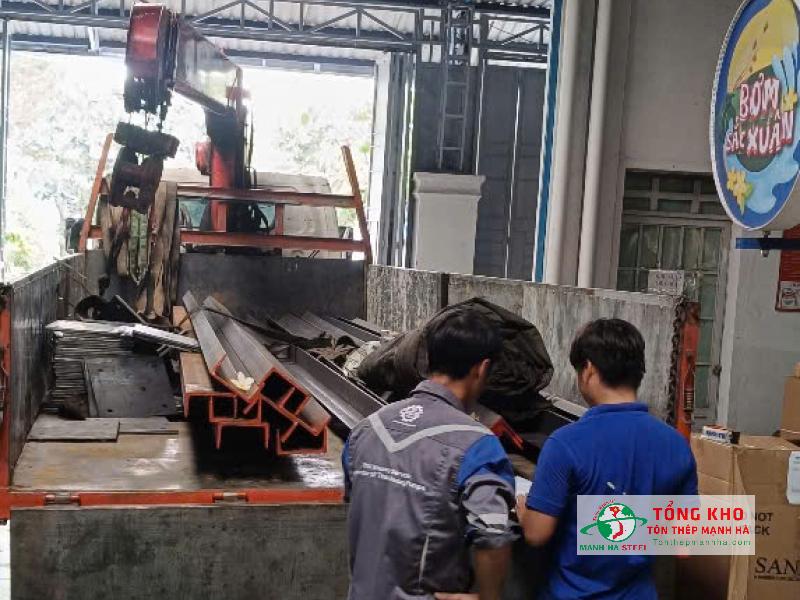 Giao thép U và V đến công ty Thái Khương, Tân Bình