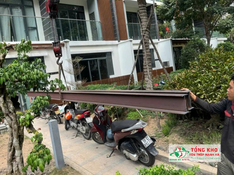 Giao 3 cây thép hình I200x100x5.5x8ly cho khách hàng tại chung cư Diamond Brilliant, Tân Phú