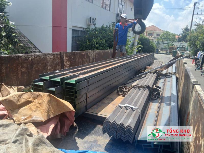 Giao 15 tấn thép hình I + tấm gân cho nhà xưởng KCN Trảng Bàng, Tây Ninh