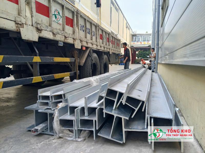 Vận chuyển 10 tấn thép hình I + U + thép hộp mạ kẽm đến Công ty bánh kẹo RICHY, KCN Trảng Bàng, Tây Ninh