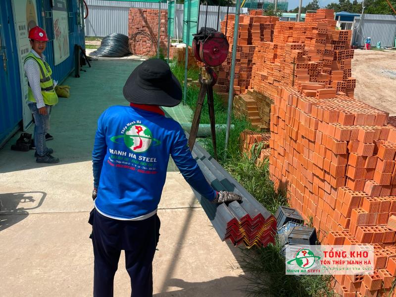 Vận chuyển thép V Nhà Bè cho dự án nhà dịch vụ KCN Phước Đông, Tây Ninh