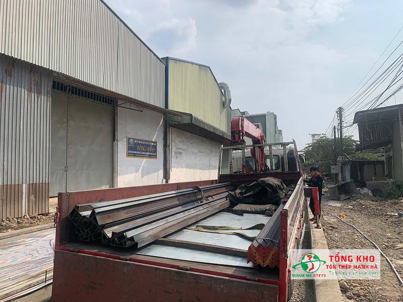 Giao 72 cây thép V50 dày 5ly (Nhà Bè) + 30 cây thép U140 dài 6m dày 5ly cho Công ty Hân Phước Thành, An Cư, Cái Bè, Tiền Giang