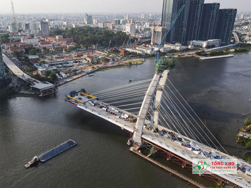 Thép hình sử dụng trong xây dựng cầu Thủ Thiêm 2 tại Quận 1