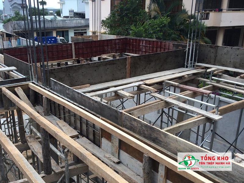 Khi làm dầm thường chọn ván phủ phim dày 15mm để cân bằng tải trọng và chi phí
