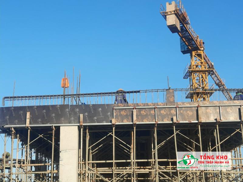 Khi làm khung đổ dầm bê tông thì nên chọn ván phủ phim dày 15mm để đảm bảo độ ổn định