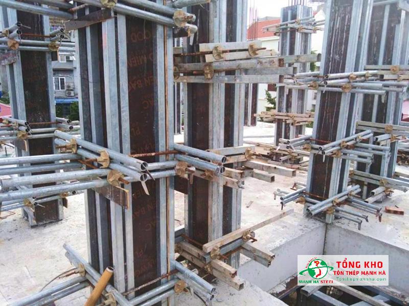 Nếu dùng ván ép phủ phim cố định cột bê tông thì có thể chọn ván dày 12 - 15mm là phù hợp