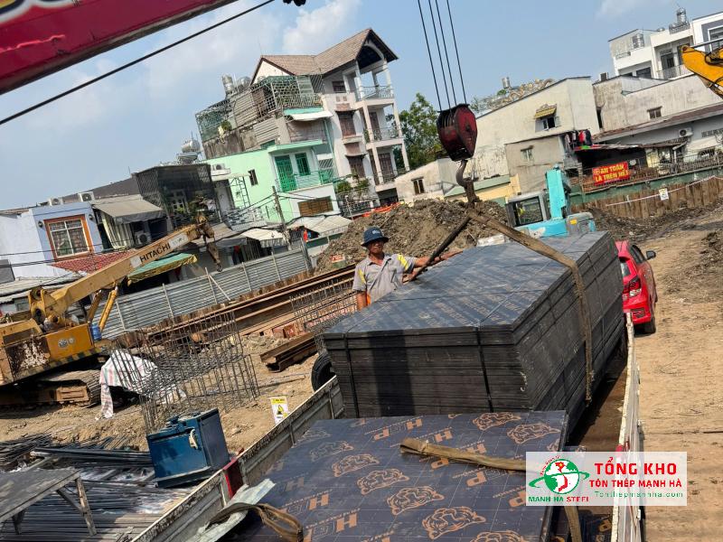 Xe chở ván ép phủ phim của chúng tôi có thể vào trực tiếp các công trình trong các khu dân cư tại Bình Dương