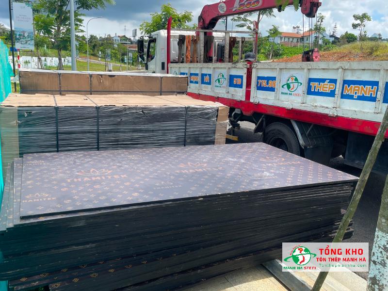 Địa chỉ cung cấp ván phủ phim tại Bình Dương có hàng số lượng lớn, giao theo tiến độ, giá cạnh tranh - Tôn Thép Mạnh Hà