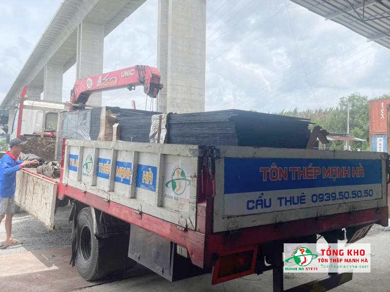 Tôn Thép Mạnh Hà có thể cung cấp ván phủ phim tại Cần Thơ từ vài trăm đến hàng nghìn tấm