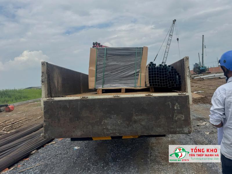Khu vực vùng ven của Cần Thơ rộng, xe chở ván ép phủ phim có thể vào tận nơi nhưng chi phí tăng
