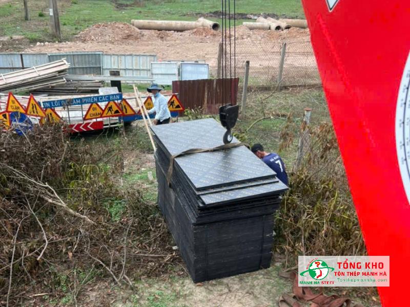 Ván phủ phim khi giao đến công trình tại Vĩnh Long sẽ được tập kết bên ngoài sau đó dùng xe nhỏ đưa vào công trình