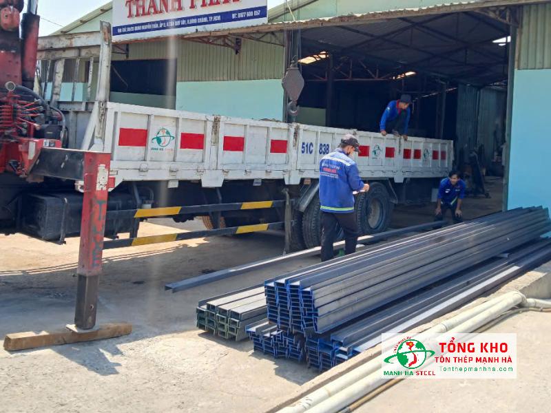 Giao 18 tấn thép hình I cho xưởng cơ khí tại Tân Túc, Bình Chánh