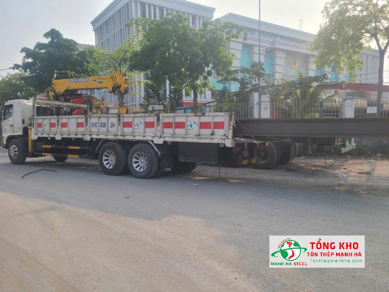 Giao 5 cây thép hình I400 dài 12 mét cho Công ty Hùng Mạnh Phát tại khu lấn biển Cần Giờ