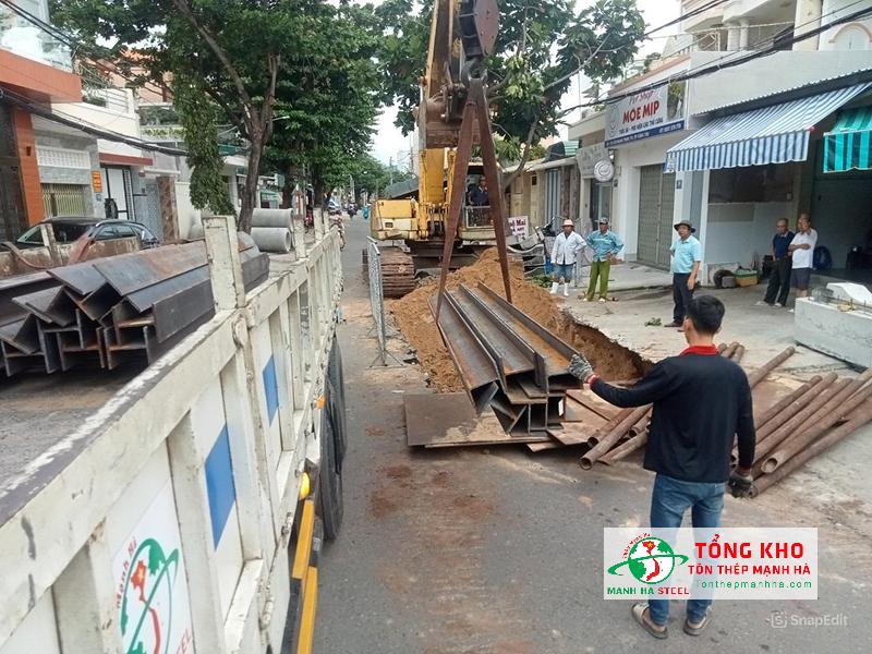 Giao thép hình I150 sửa chữa đường ở Củ Chi