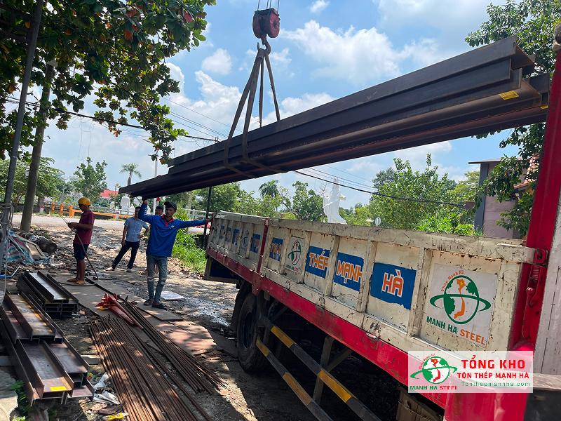 Giao thép hình I cắt theo quy cách cho công trình thi công đường ống thoát nước tại KCN Bò Sữa, Long Thành, Đồng Nai