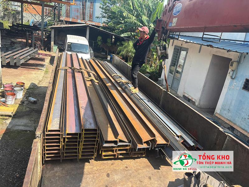Giao 3 tấn sắt I cho công ty cơ khí tại Hóc Môn