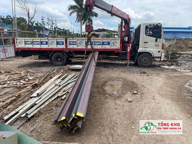 Giao thép hình I POSCO cho công trình tại Đức Hòa, Long An