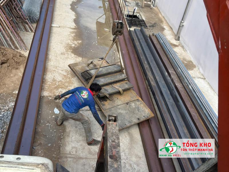 Giao thép I dài 12m cho công ty cơ khí tại KCN Hiệp Phước, Nhà Bè