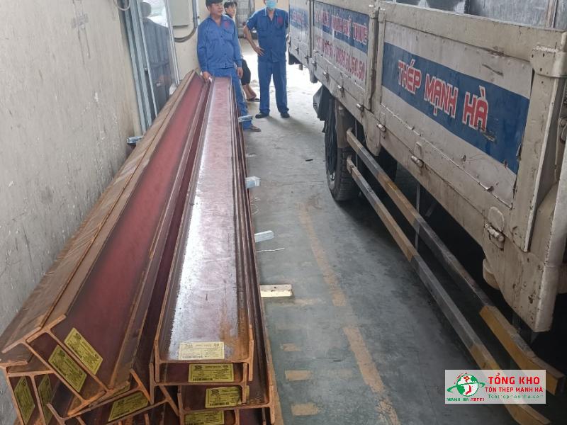 Giao 15 cây thép I Posco cho khách làm xưởng ở Quận 10