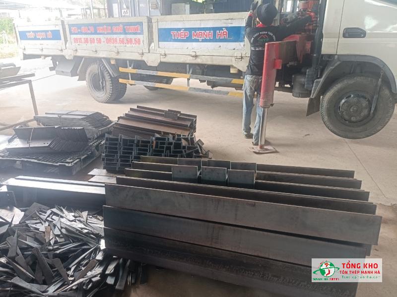 Giao 30 cây sắt I120 cắt theo yêu cầu cho khách ở đường CMT8 Quận 10