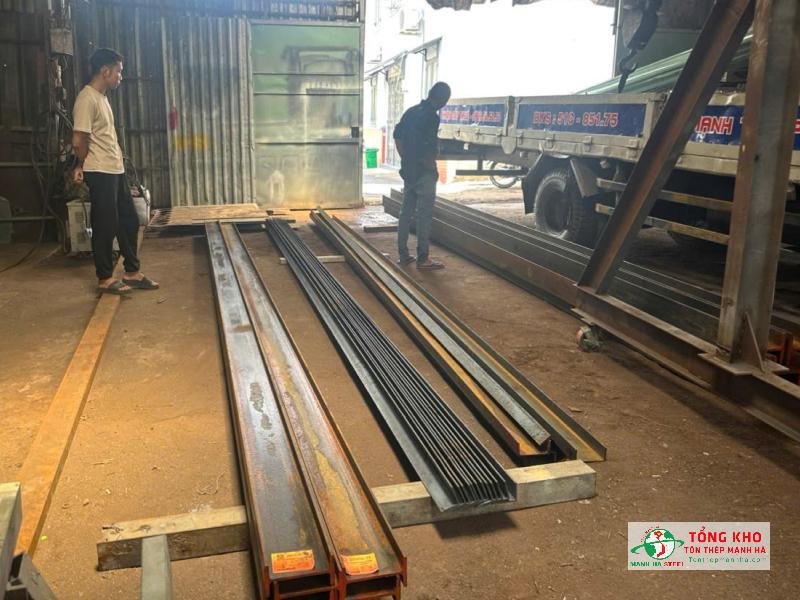 Giao sắt I100 Posco cho công ty tại đường Bùi Văn Ngữ, Quận 12