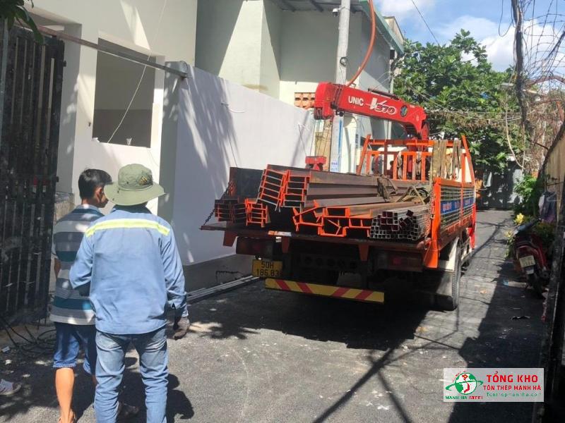 Vận chuyển thép I sửa nhà dân dụng trong hẻm tại Quận 4