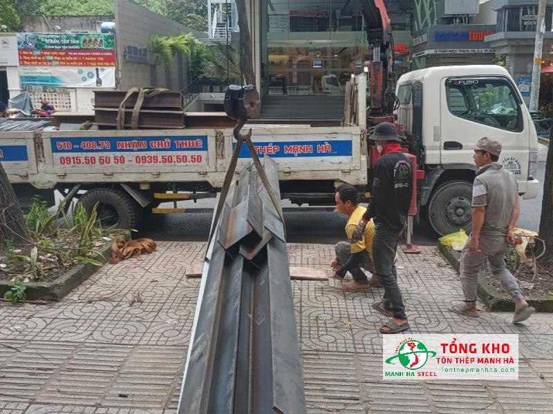 Giao thép I250 đến công trình trên đường Điện BIên Phủ Bình Thạnh