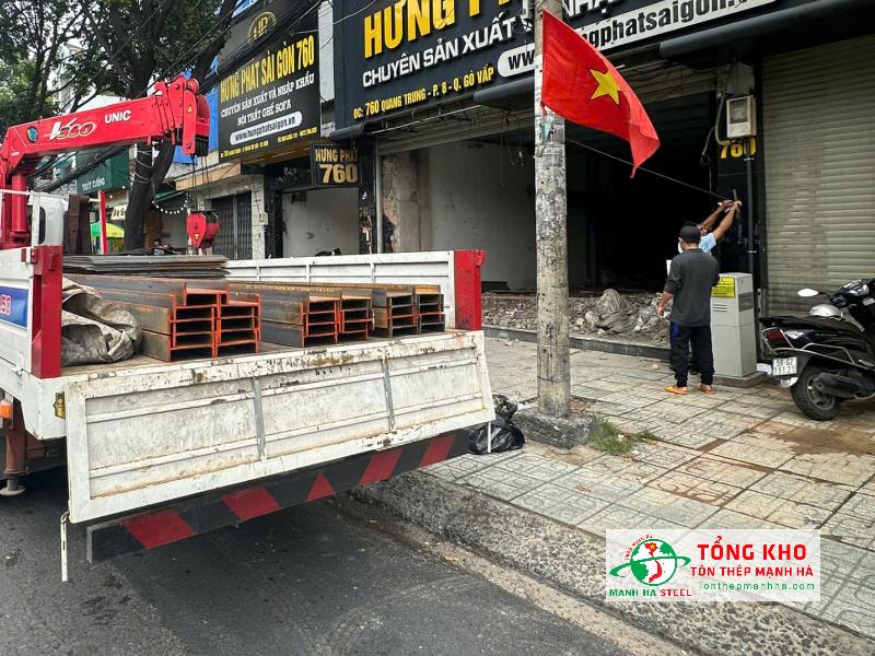 Giao thép hình I198 cho khách sửa showroom trên đường Quang Trung, Gò Vấp