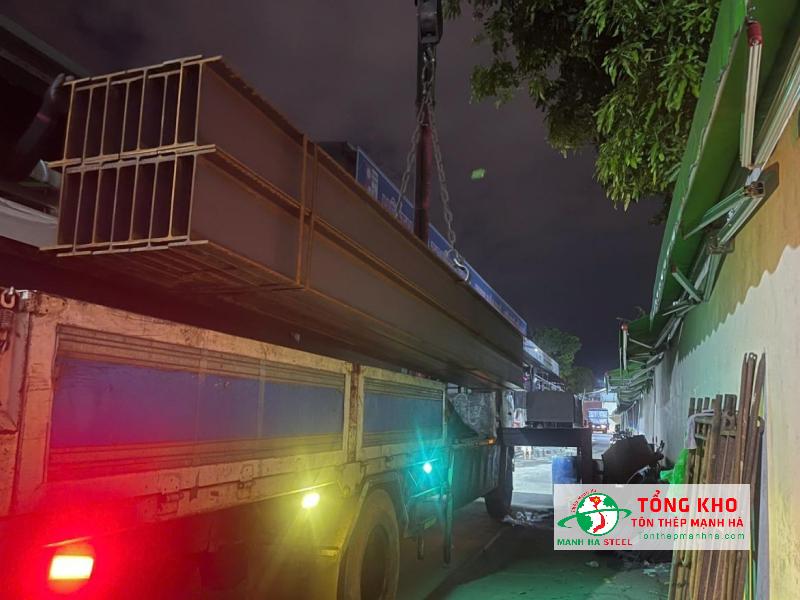 Giao thép I200 đến công trình sửa chữa Trường THPT Hồng Hà tại Gò Vấp